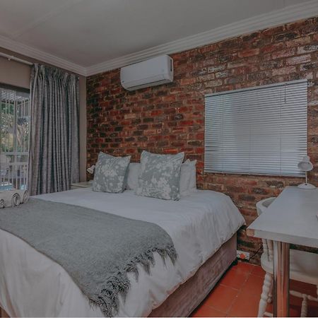 Cosy Cottages Guesthouse Potchefstroom Ngoại thất bức ảnh